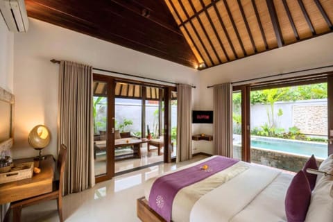 Bed, Bedroom, Pool view