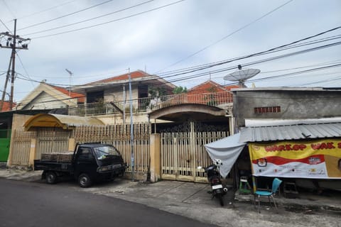 OYO 93863 Dv Homestay Syariah Genteng Hotel in Surabaya