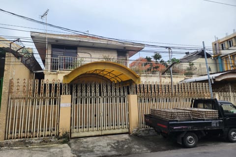 OYO 93863 Dv Homestay Syariah Genteng Hotel in Surabaya