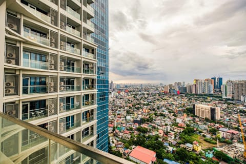 BGC 2BR Uptown Parksuites with balcony and bathtub Apartment in Makati