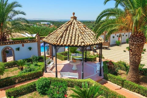 Schönes Ferienhaus mit Sonnenterasse und Pool House in Sierra Norte de Sevilla