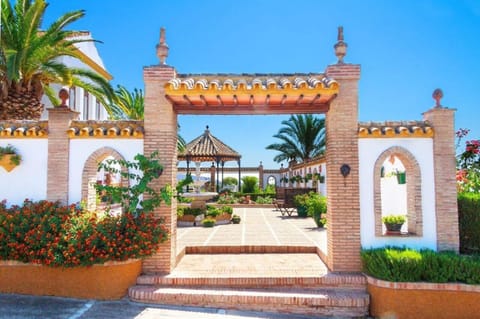 Schönes Ferienhaus mit Sonnenterasse und Pool House in Sierra Norte de Sevilla