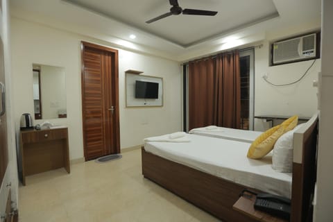 Bed, TV and multimedia, Photo of the whole room, Bedroom, fireplace, wardrobe, air conditioner