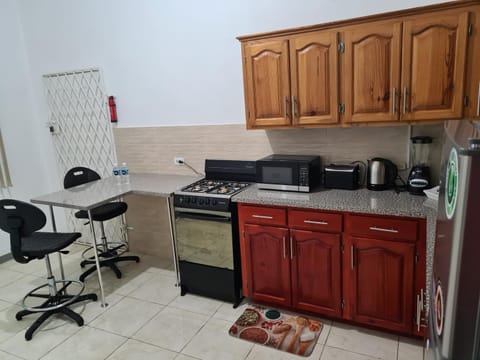 Kitchen or kitchenette, Dining area, minibar, pet friendly, stove