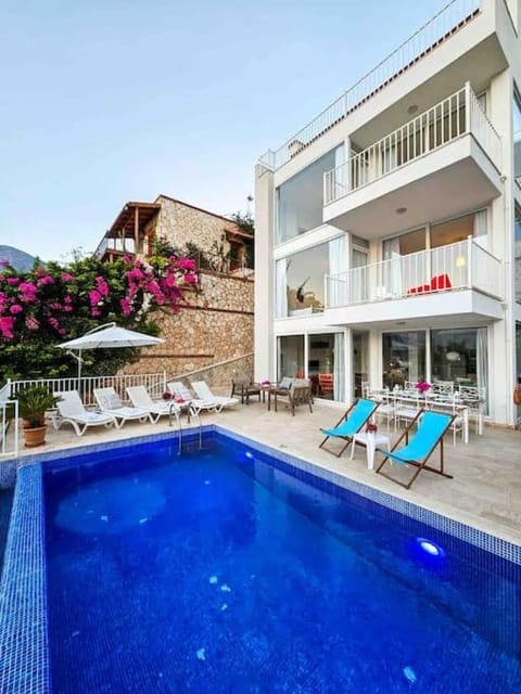 Patio, Balcony/Terrace, Swimming pool, sunbed