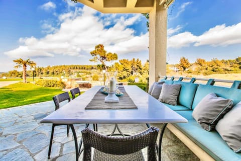 View (from property/room), Balcony/Terrace, Dining area