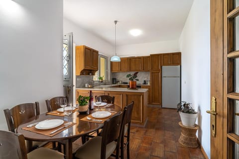 Kitchen or kitchenette, Seating area, Dining area, dishwasher, pet friendly, stove