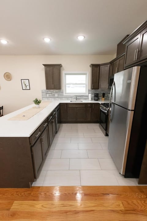 Vibrant and Modern 3-Bed Apt mins to NYC Condo in Kearny