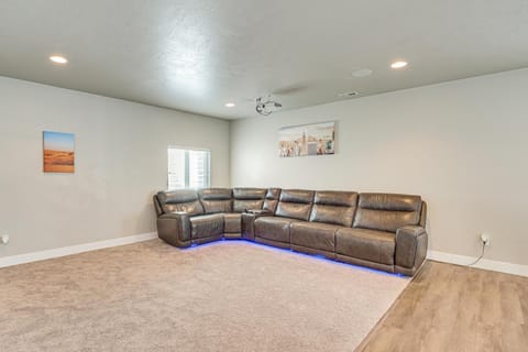 Lovely Walk-Out Apt with Movie Screen 20 Mi to SLC! Condominio in South Jordan