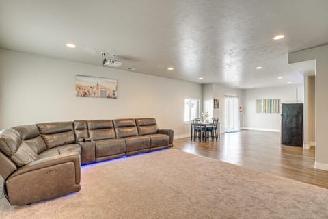 Lovely Walk-Out Apt with Movie Screen 20 Mi to SLC! Condominio in South Jordan