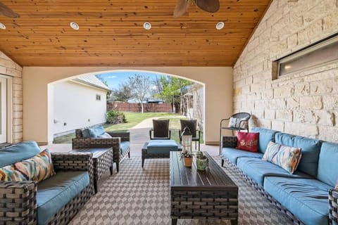 4 Bedroom Close to Downtown Hot Tub-Pool Casa in Fredericksburg