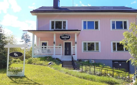 Wanha Neuvola Guesthouse & Apartment Bed and Breakfast in Finland