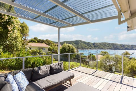 Finlay Waterfront - Waikawa Holiday Home House in Picton