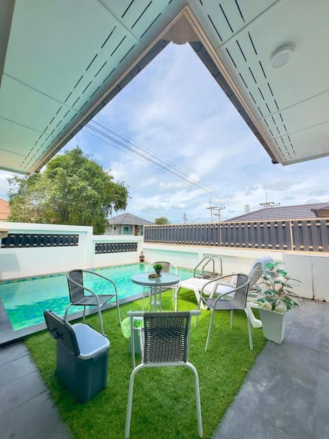 Property building, Spring, Natural landscape, Garden, View (from property/room), View (from property/room), Balcony/Terrace, City view, Pool view, Pool view, Swimming pool, sunbed