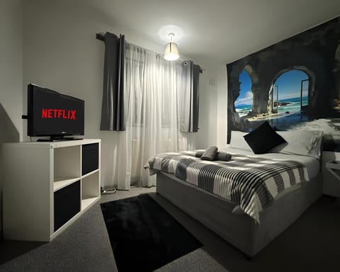 Bed, TV and multimedia, Photo of the whole room, Bedroom