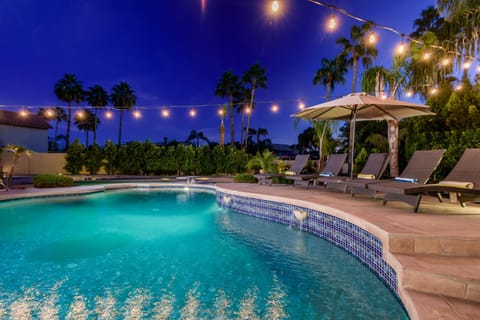 Scottsdale Desert Dream Estate Resort Style Lounging, Palm Trees, Pool & Hot Tub, Putting Green House in Phoenix