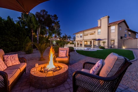 Scottsdale Desert Dream Estate Resort Style Lounging, Palm Trees, Pool & Hot Tub, Putting Green House in Phoenix