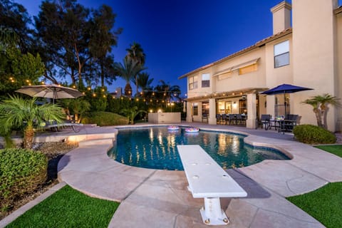 Scottsdale Desert Dream Estate Resort Style Lounging, Palm Trees, Pool & Hot Tub, Putting Green House in Phoenix