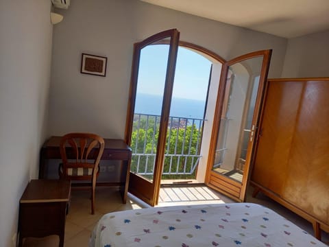 Photo of the whole room, Sea view