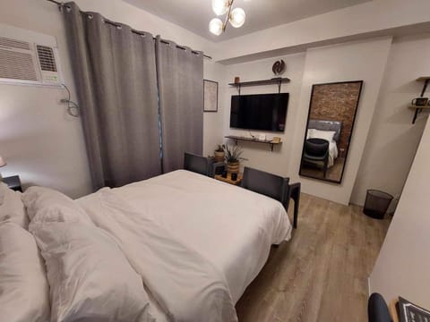 Comfy unit with fast wifi along Lacson St. Apartment hotel in Bacolod
