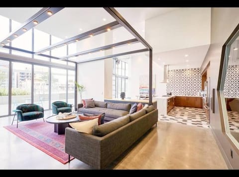 Snazzy 3Bed HighRise with Pool, Spa & Rooftop deck Condominio in East Los Angeles