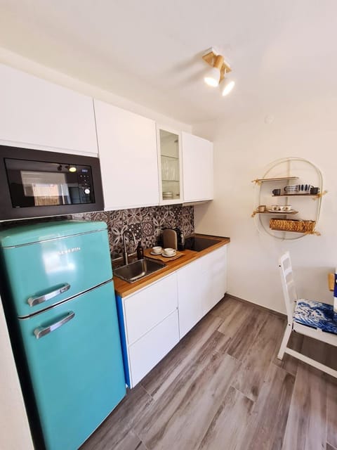 Kitchen or kitchenette, Dining area, dishwasher, minibar, oven, stove