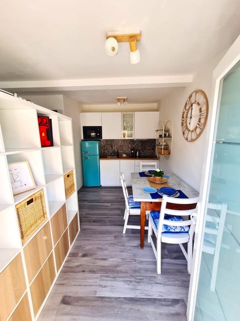 Kitchen or kitchenette, Dining area, minibar, oven, stove