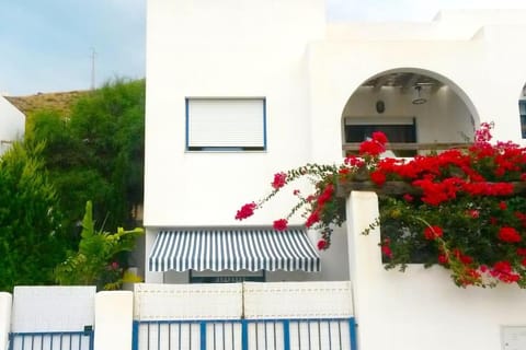 Facade/entrance, Day, Garden, Balcony/Terrace