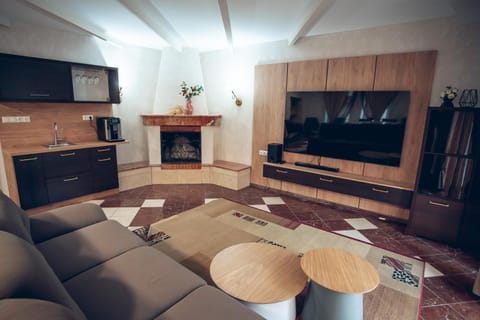 Communal lounge/ TV room, TV and multimedia, Living room, Seating area, flat iron