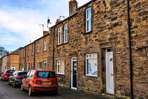 Property building, Off site, Day, Neighbourhood, Street view, Parking