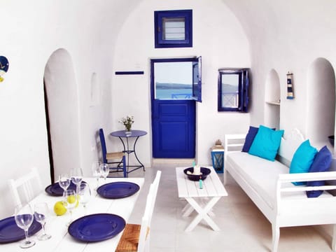 Blu Bianco Cave House by SV House in Oia