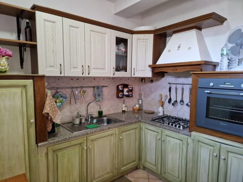 Kitchen or kitchenette, pet friendly, stove