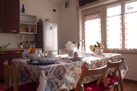 Communal lounge/ TV room, Kitchen or kitchenette, Kitchen or kitchenette, Food and drinks, Dining area, Food