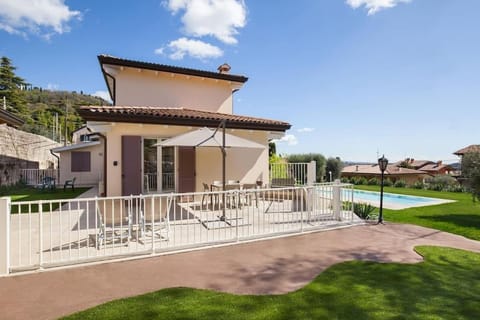 Villa Chiara APT 2-Appartamento in villa con piscina Condo in Cavaion Veronese