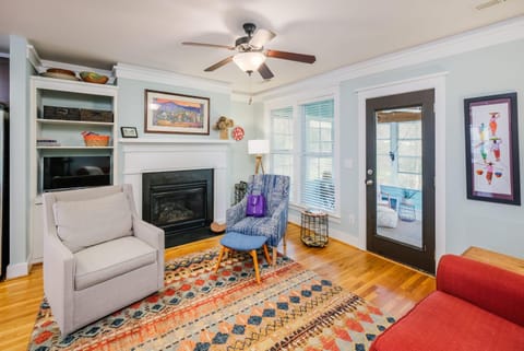 Eclectic 3BR Steps to Main Street with a Patio Casa in Cornelius