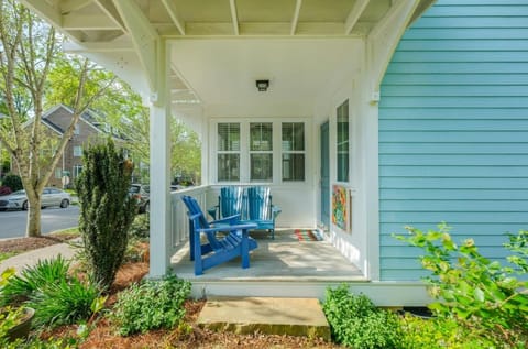 Eclectic 3BR Steps to Main Street with a Patio House in Cornelius