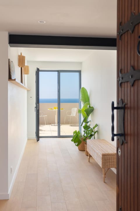 Facade/entrance, Balcony/Terrace, Sea view