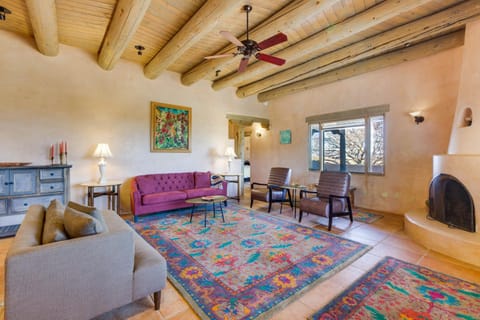 Taos Adobe Home with Mountain Views and Hot Tub! Casa in Taos