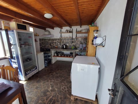 Kitchen or kitchenette, minibar, stove, washing machine