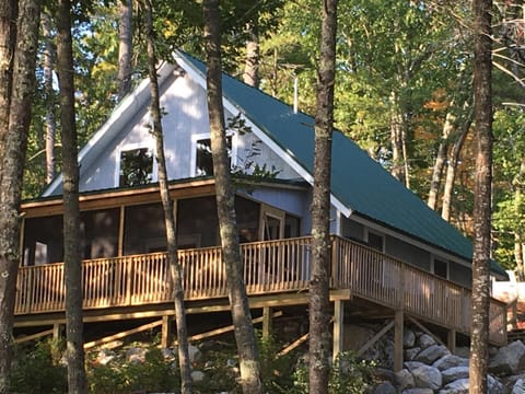 Rocky Haven: Tranquil Lakeside Cottage Near Acadia Chalet in Orland