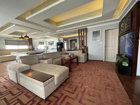 TV and multimedia, Kitchen or kitchenette, Living room, Seating area, minibar