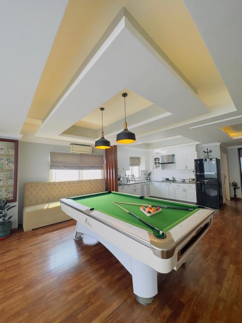 Billiard, Game Room