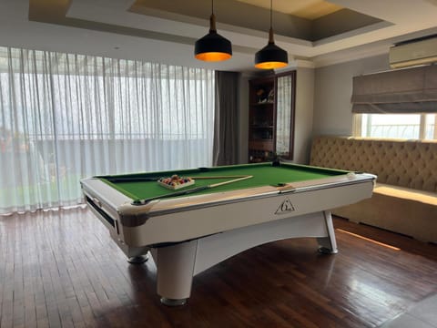 Billiard, Game Room