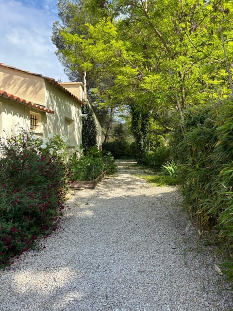 Villa de vacances nichée dans la Garrigues, à 10 minutes d'Avignon Villa in Villeneuve-lès-Avignon