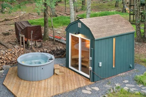 The Green Forest Retreat - Kayak, Hot Tub, Sauna Chalet in Stroud Township
