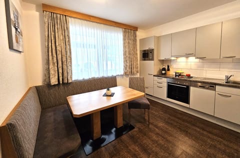 Kitchen or kitchenette, Dining area, stove