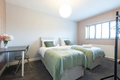 Large Contractor House/ Fits 10/ Free Parking/Discount Long Term Stays Apartment in Leeds