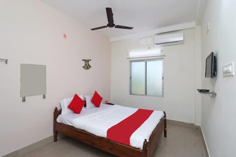 Bed, TV and multimedia, Photo of the whole room, Bedroom, fireplace, air conditioner