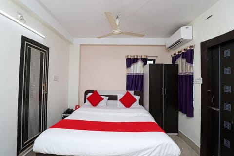 Bed, Photo of the whole room, Bedroom, fireplace, wardrobe, air conditioner