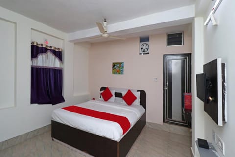 Bed, TV and multimedia, Photo of the whole room, Bedroom, fireplace, wardrobe, air conditioner